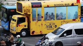 Шокирующая реклама Netflix  — окровавленный детский автобус и запах «как из «Ведьмака»