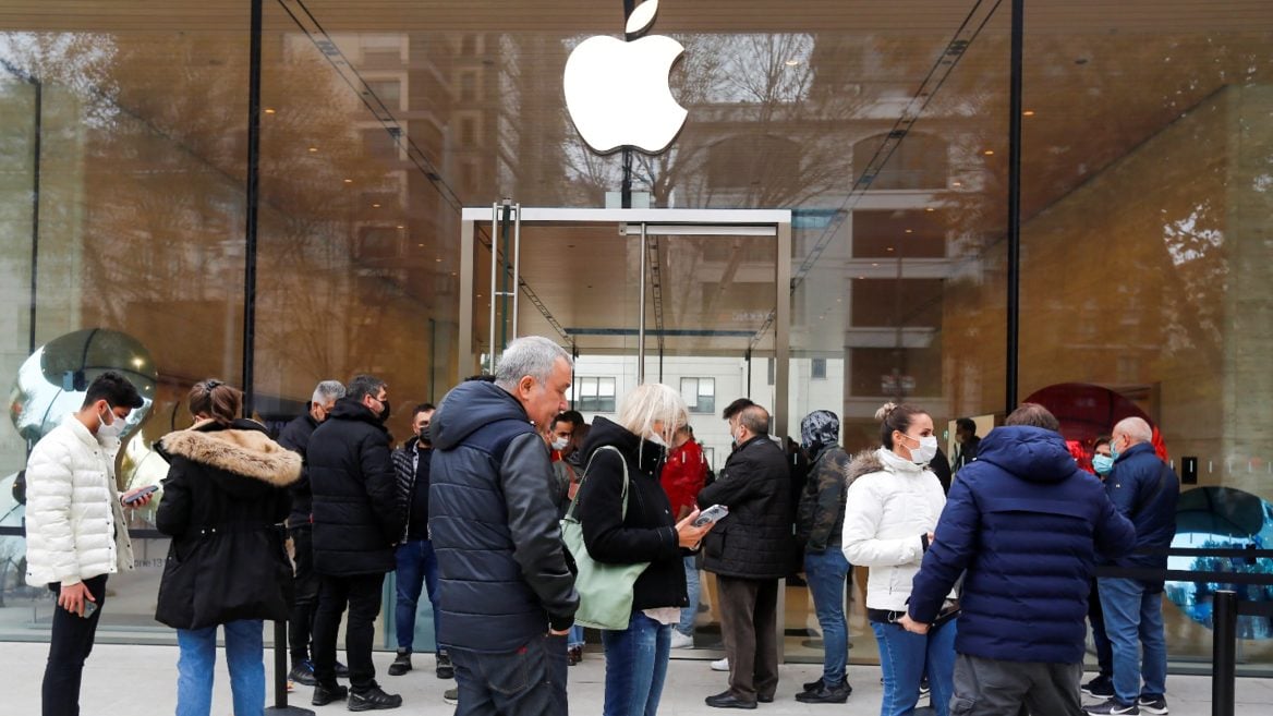 Apple полностью остановила продажи в Турции пока местные хватают технику в надежде спасти деньги и перепродать позже