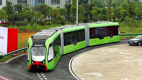 Китайцы представили автономный городской «поезд», которому не нужны рельсы 