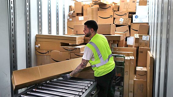 Amazon нанимает ещё 75 тысяч сотрудников