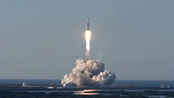 SpaceX успешно запустила самую мощную в мире ракету Falcon Heavy 