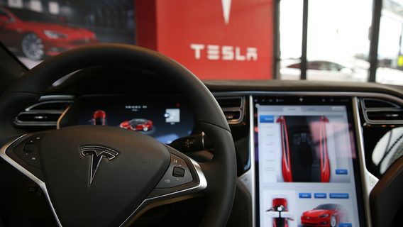 Tesla отзывает 135 тысяч электрокаров
