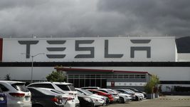 Tesla заменит опционы на денежные выплаты для большинства сотрудников