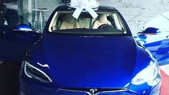 Работники подарили СЕО новую Tesla за то, что он удвоил их зарплаты 