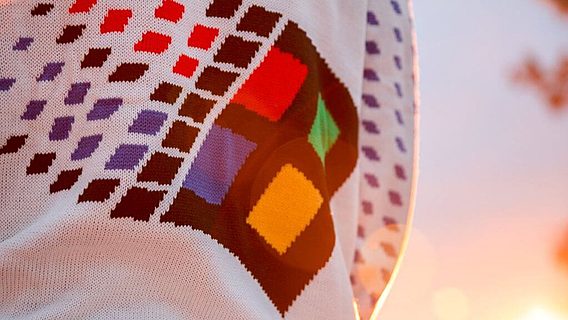 Фотофакт: Microsoft выпустит ограниченную партию «уродских свитеров» с логотипом Windows 95 