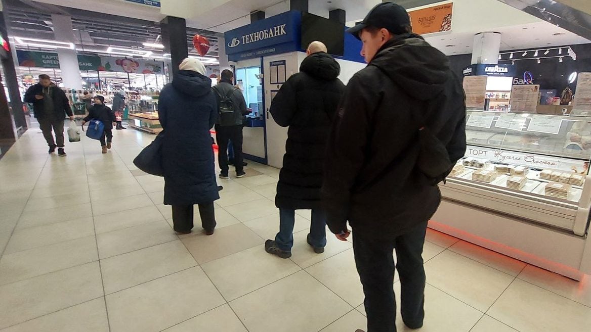 Минчане выстраиваются в очереди к специалистам банка. Что происходило с валютой 28 февраля