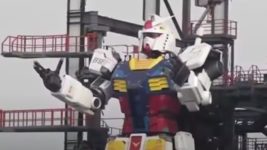 В Японии собрали 18-метрового робота: шевелит руками, качает головой