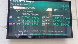 В банкоматах долларов нет, в банках очереди. Что происходит в Минске с валютой 