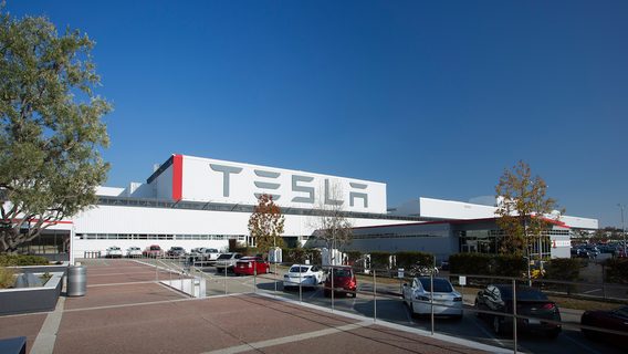 Экс-работник отсудил у Tesla более $1 млн