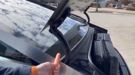 В сети показывают, как легко багажник Tesla Cybertruck отрубает пальцы