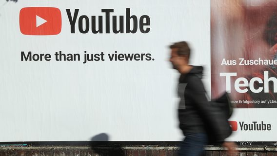 YouTube начнёт вставлять рекламу в некоторые видео — но платить создателям не будет