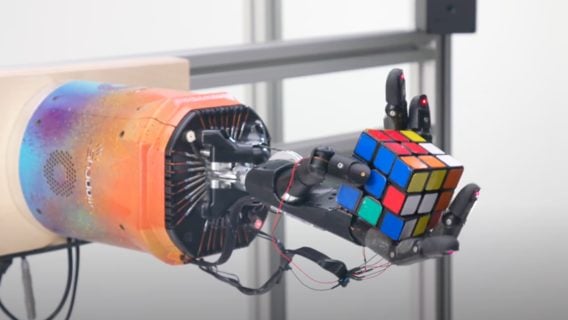 Рука робота собрала кубик Рубика, но восстание машин откладывается