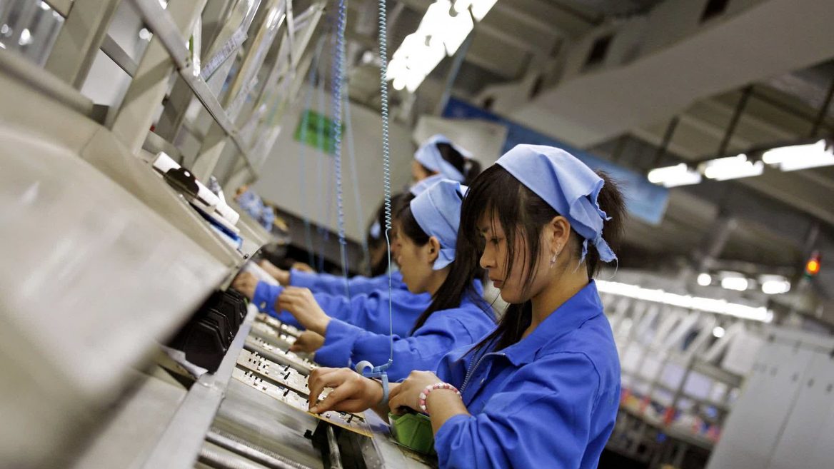 Ключевые поставщики Apple и Tesla приостановили заводы в Китае
